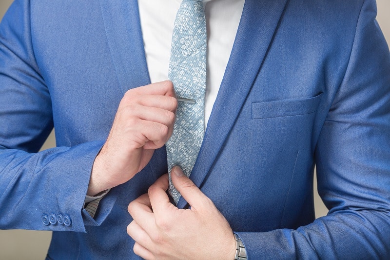 How-To-Wear-a-Tie-or-Tie-Bar