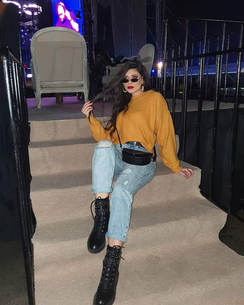 yellow long sleeve with ripped jeans cool outfit with boots
