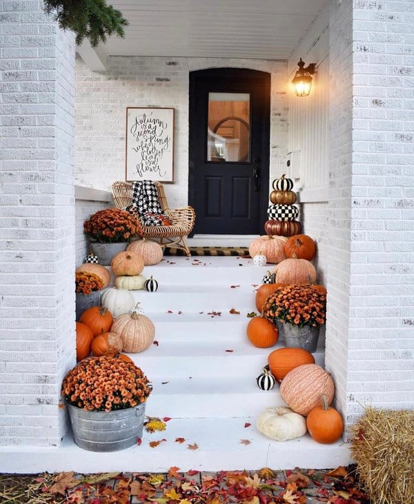 small-porch-seasonal-decor-image-1